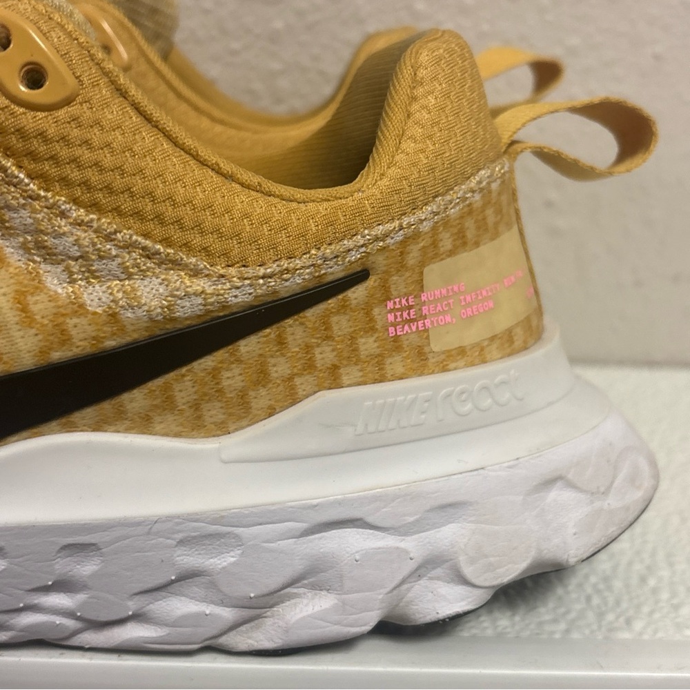 Nike DZ3016-700 React Infinity Run Flyknit Wheat Gold Sneaker Shoes Women's 8.5 - Picture 6 of 9